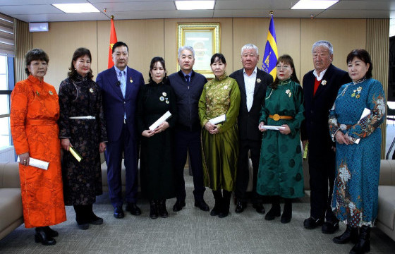 Дархан мах комбинатын ахмад ажилтнуудад төрийн одон, медаль гардууллаа