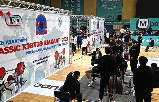 Пауэрлифтингийн улсын аварга эхэллээ