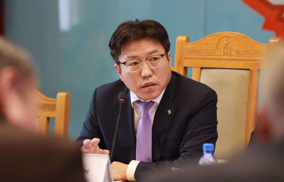 20 МИНУТЫН ХОТ ҮНДЭСНИЙ ХОРООНЫ ДАРГА Р.ЭРДЭНЭБҮРЭН: ЗАСГИЙН ГАЗРЫН ШИЙДВЭР АЛБАЖИЖ БАЙЖ НИЙТЭД ТҮГЭЭГДДЭГ, ТҮҮНЭЭС ӨМНӨХ МЭДЭЭЛЛҮҮД БОЛ ТАШАА ГЭДГИЙГ ОЙЛГОХ ХЭРЭГТЭЙ