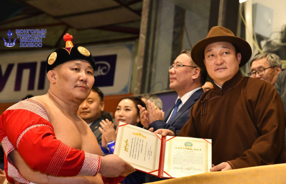 ДАРХАН АВАРГА Н.БАТСУУРЬ ШИНЭ ОНЫ ЭХНИЙ БАРИЛДААНД ТҮРҮҮЛЛЭЭ