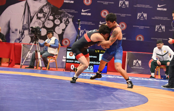 Чөлөөт бөхийн улсын аварга эхэллээ