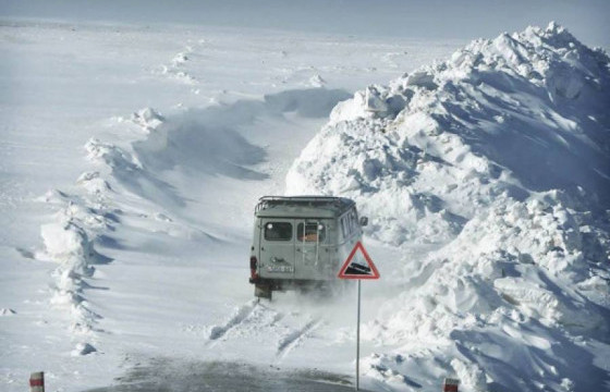 Цасанд суусан автомашинуудыг татан гаргаж, иргэдийн аюулгүй байдлыг хангажээ