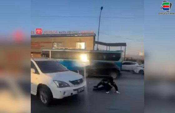 С.БАЯРБИЛЭГ: ЦАГДААГИЙН АЛБАН ХААГЧИЙГ АВТОМАШИНААРАА МӨРГӨЖ, ЗУГТСАН ЖОЛООЧ СОГТУУ БАЙСАН