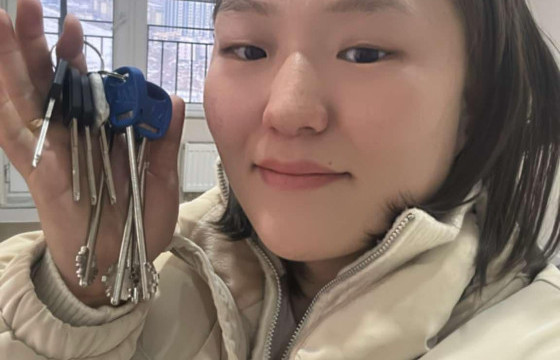 Д.Отгонжаргалд  дархан аварга Н.Батсуурь байрны түлхүүр гардуулан өгчээ