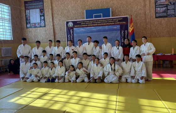 Ханх сумын хүүхдүүд жүдо бөхийн шинэ татамитай боллоо