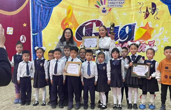 Өмнөговь аймгийн Даланзадгад сумын тавдугаар сургуулийн бага ангийн багш Э.Золбоо: Техник технологи хөгжсөн энэ үед интерактив хичээл сургалтын хөтөлбөрт зайлшгүй байх ёстой