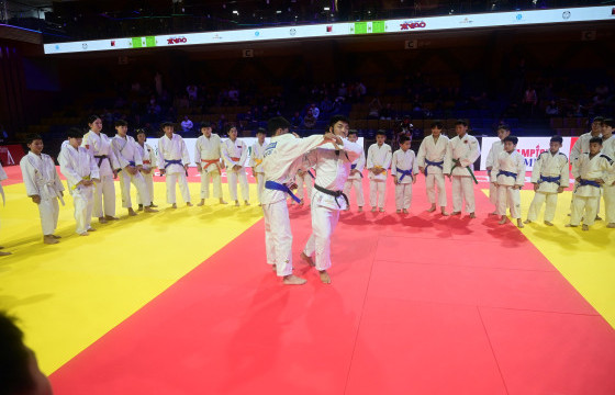 Д.Төмөрхүлэг жүдочин хүүхдүүдэд хөл тавих мэхээ заалаа