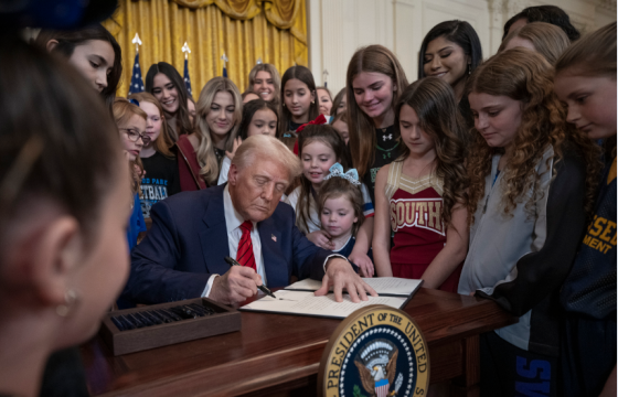 Трамп трансжендер тамирчдыг эмэгтэйчүүдтэй өрсөлдөхийг хориглов