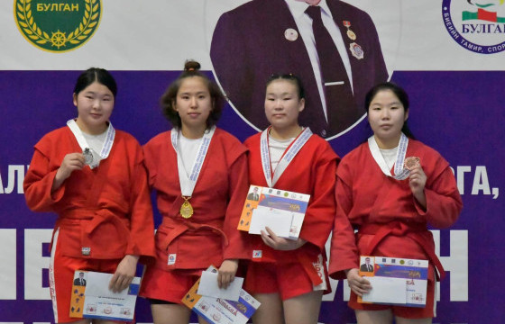 У.Анужин самбо бөхийн залуучуудын улсын аварга боллоо