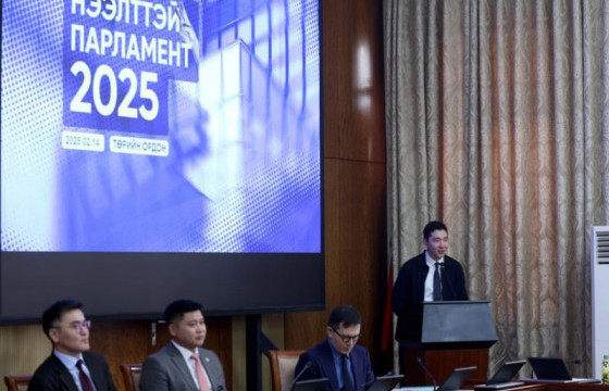 “Нээлттэй парламент” дадлагажих хөтөлбөрт хамрагдсан оюутнуудад батламж гардууллаа