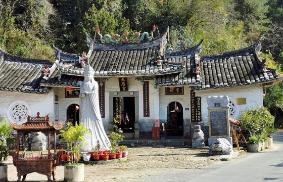 Жуулчдын тоо нь тосгоны оршин суугчдаас 20 дахин их болжээ