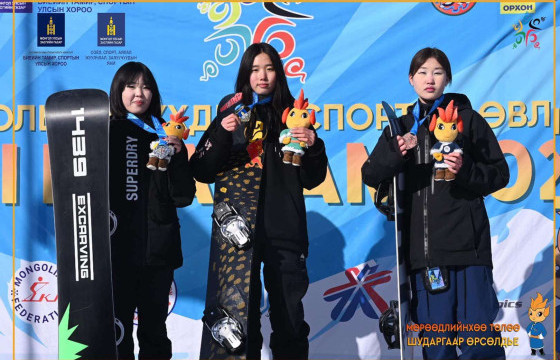 М.Есүй хүүхдийн наадмын параллель слаломоос алтан медаль хүртлээ