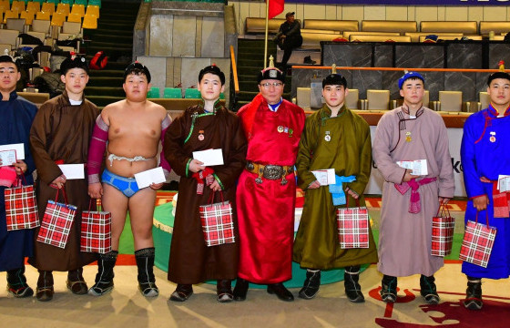 Сар шинийн өсвөрийн барилдаан өндөрлөв