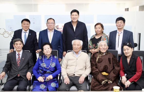 МҮОХ-ныхон ахмадуудаа хүлээн авч, хүндэтгэл үзүүллээ