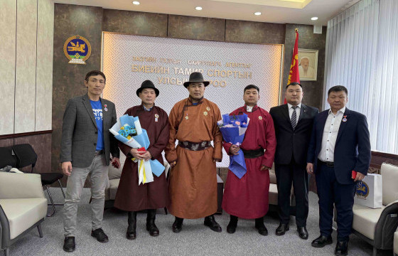 Чөлөөт бөхийн ахмад тамирчид төрийн одон медаль хүртлээ