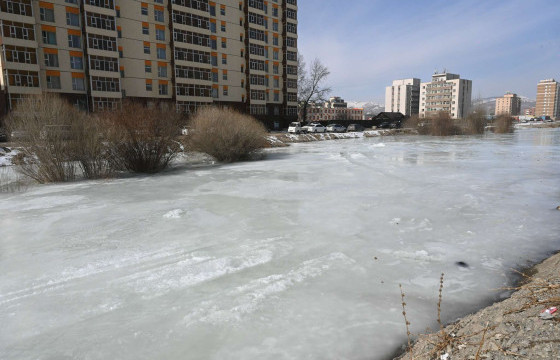 Барилгын компани Сэлбэ голын голдиролыг өөрчилж авто зогсоол болгожээ