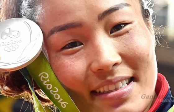 ЭНЭ ӨДӨР ОЛИМПЫН МӨНГӨН МЕДАЛЬТ, ДЭЛХИЙН АВАРГА Д.СУМЪЯА МЭНДЭЛЖЭЭ