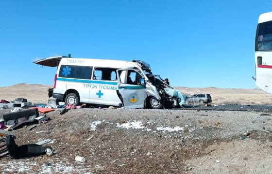 Түргэн тусламжийн машинтай мөргөлдсөн автобус 64 км/ц хурдтай явж байжээ