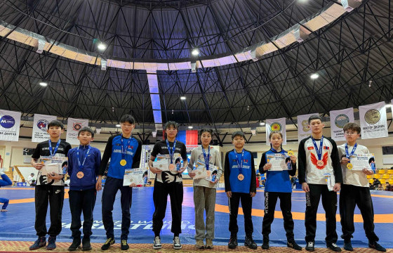 Дарханы хүүхдүүд чөлөөт бөхийн улсын аваргаас гурван алт, зургаан хүрэл медаль хүртжээ