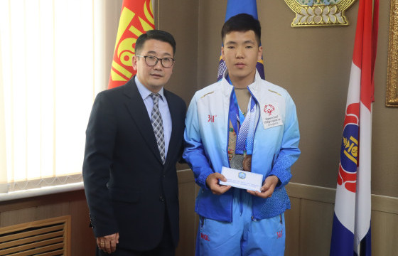  А.Алтан-Очирт Налайх дүүргийн ИТХ хүндэтгэл үзүүлжээ