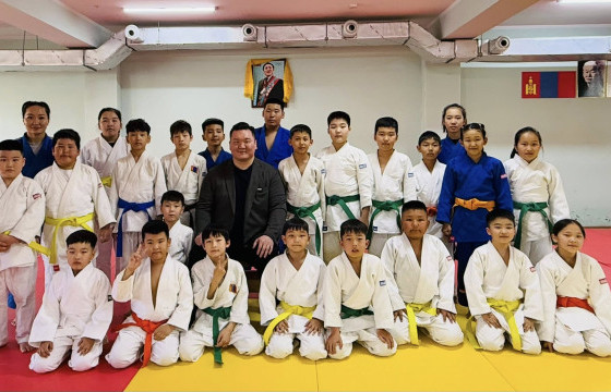 Их аварга Хакүхо Даваажаргал “Их Шавь”-ийн хүүхдүүдтэй уулзлаа