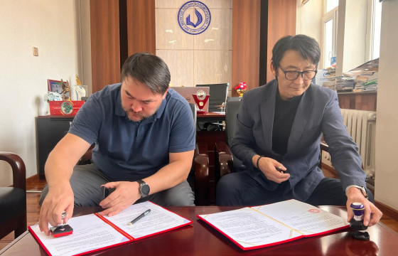 БТС-ийн захирал Г.Энхсайхан,  “Алдартны өргөө”-гийн Х.Бакытжан нар гэрээнд гарыг үсэг зурав