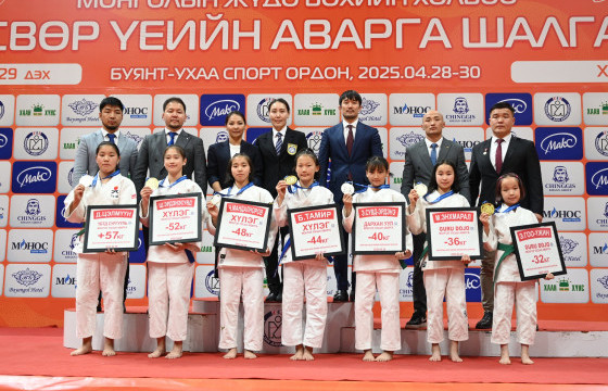 Жүдо бөхийн улсын аваргад түрүүлсэн хүүхдүүдэд улаан back number  гардуулав