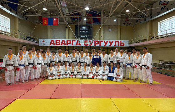 “Аварга” сургуулийн жүдо бөхийн тэмцээн өндөрлөв