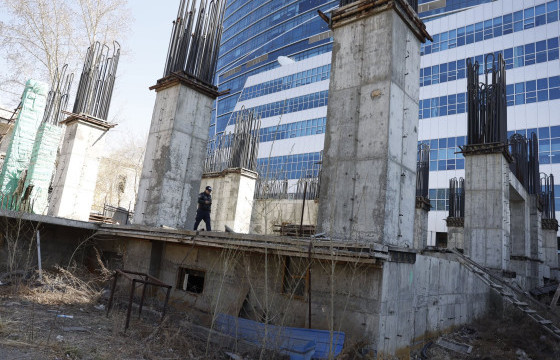 Бусдын эзэмшил газарт зөвшөөрөлгүй барьж буй “Оргил МГЛ” ХХК-ийн барилгын каркасыг албадан буулгаж, газрыг чөлөөлж байна