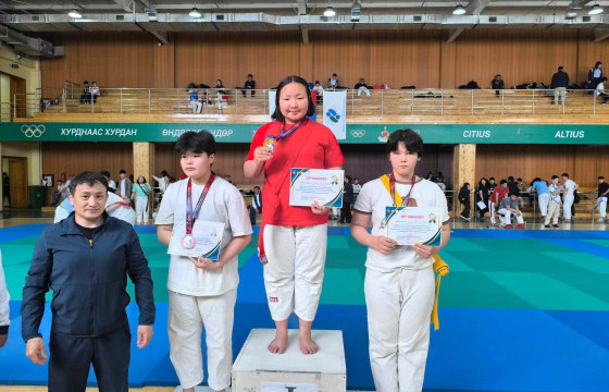 “Бөх Билэгт” клуб курашийн УАШТ-ээс 4 алт, 4 мөнгө, 12 хүрэл медаль хүртлээ