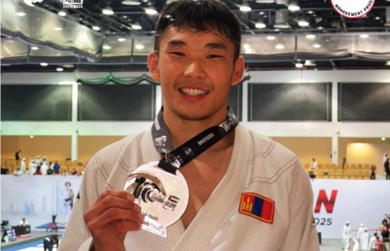 Б.Шинэзориг “Их дуулга”-аас мөнгөн медаль хүртэв