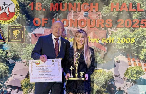 Доктор Б.Пагва тулааны урлагийн холбооны шагнал хүртжээ