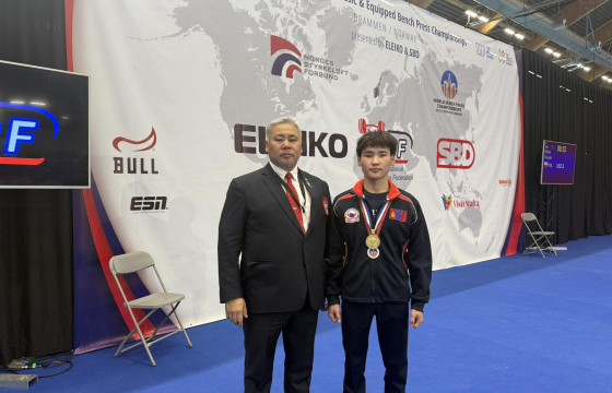 Э.Дашдондог хэвтээ шахалтын өсвөр үеийн дэлхийн аварга боллоо