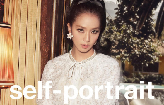 BLACKPINK ХАМТЛАГИЙН ДУУЧИН JISOO SELF-PORTRAIT БРЕНДИЙН НҮҮР ЦАРАЙГААР АЖИЛЛАЖ БАЙНА 