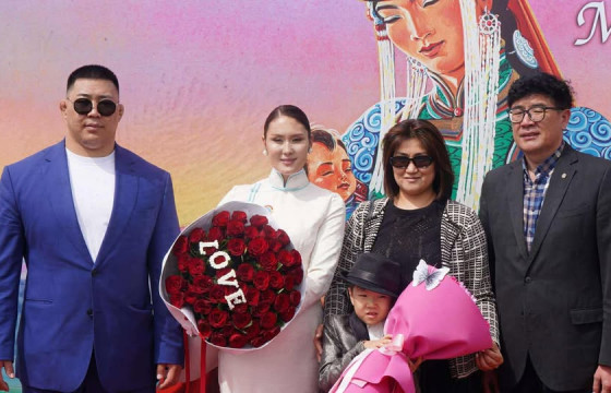 Улсын аварга О.Хангайгийн гэргий Алдарт эхийн II одонгоор энгэрээ мялаажээ