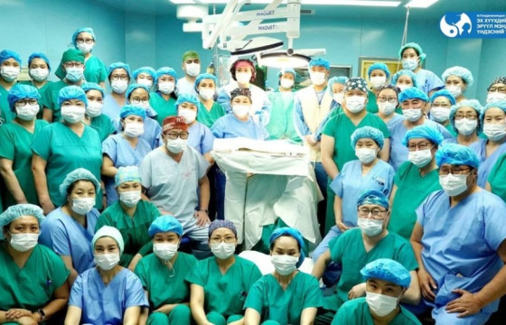 ЭХЭМҮТ-д хүүхдэд амьд донороос бөөр шилжүүлэн суулгах мэс заслыг анх удаа хийлээ