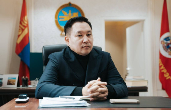 ХӨГШИН НАСТАЙ ААВААРАА ХАЛХАВЧИЛЖ, ТҮГЖРЭЛИЙН ТӨВ ЦЭГТ БАРИЛГА БАРЬЖ, ИРГЭДИЙГ “ХУЛХИДАЖ” БАЙГАА Г.БАТСАЙХАН ТӨЛӨӨЛӨГЧИД ХАРИУЦЛАГА ТООЦЪЁ