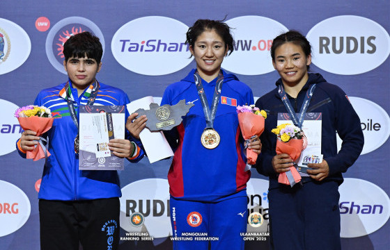 Б.ХУЛАН МОНГОЛЫН БАГИЙН ЭХНИЙ АЛТ МЕДАЛИЙГ АВЧИРЛАА