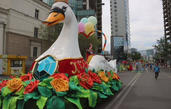 Б.ЦЭНГЭЛМАА: Хүүхдийн гэгээлэг, хайр дүүрэн ертөнцийг бэлгэдэн 4.8 метр өндөр, найман метр урттай сүрлэг “Хун шувуу”-г урласан