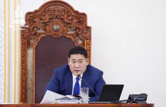 ЕРӨНХИЙ САЙДАД ИТГЭЛ ХҮЛЭЭЛГЭХ ТОГТООЛЫН ТӨСЛИЙГ УИХ-ЫН ГИШҮҮДИЙН ОЛОНХ ДЭМЖЭЭГҮЙ ТУЛ ЕРӨНХИЙ САЙД Л.ОЮУН-ЭРДЭНЭ ОГЦОРЛОО