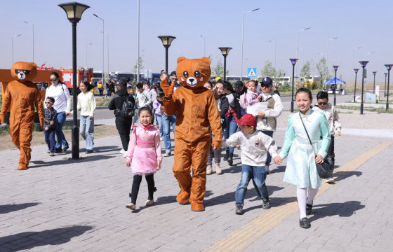 ЭРДЭНЭСИЙН ХҮҮХДҮҮД БАЯРЫН АРГА ХЭМЖЭЭ 