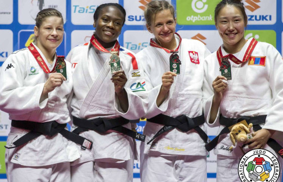 ДЭЛХИЙН АВАРГЫН ХҮРЭЛ МЕДАЛЬТ Б.МӨНГӨНЧИМЭГ ЭНЭ ӨДӨР МЭНДЭЛЖЭЭ