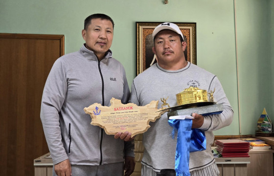 Улсын заан Б.Бат-Өлзий “Тэргүүн бөх” шагналаа гардан авлаа