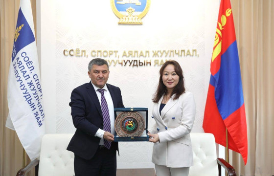 Азийн Хүндийн өргөлтийн холбооны дэд ерөнхийлөгч Монгол ирээд, буцлаа