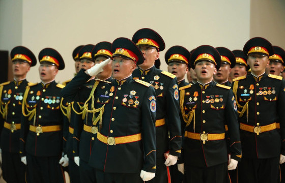 Ялалтын 80 жилийн баярын жагсаалд оролцсон дайчдад цэргийн одон, медаль гардууллаа