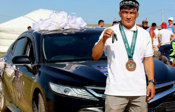 Дэлхийн аваргын хүрэл медальт, К.Ёолкод авто машин бэлэглэв