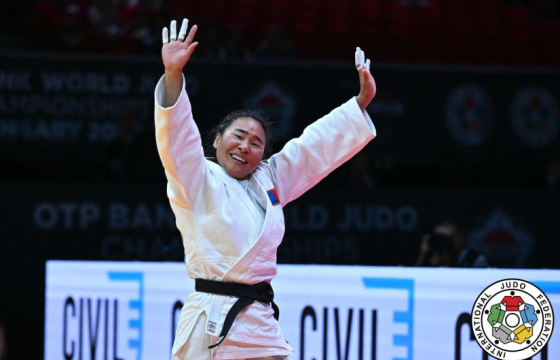 Дэлхийн аваргын хүрэл медальт Б.Ганхайч эх орондоо ирлээ