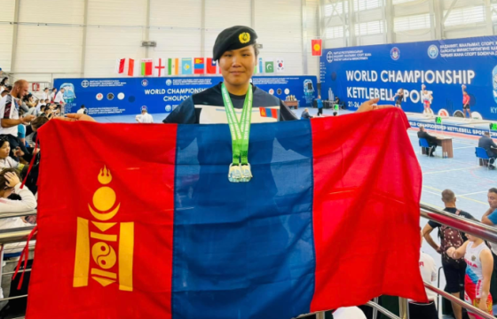 ЭНЭ ӨДӨР ГИРИЙН ДЭЛХИЙН АВАРГА Б.БАЯРСАЙХАН МЭНДЭЛЖЭЭ