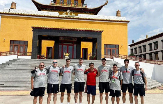 Дэлхийн аварга Испани Улсын баг Гандантэгчэнлин хийдэд  очиж мөргөв