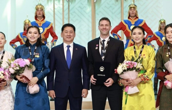 Дэлхийн аваргын мөнгөн медальт охидууд гавьяат тамирчин боллоо